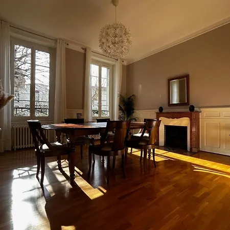 Apartament De Charme En Plein Centre Avec Spacieux Garage Prive *