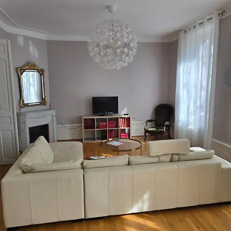 De Charme En Plein Centre Avec Spacieux Garage Prive