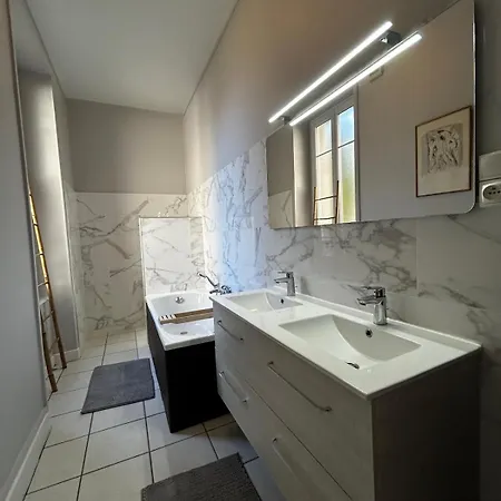 De Charme En Plein Centre Avec Spacieux Garage Prive Apartament
