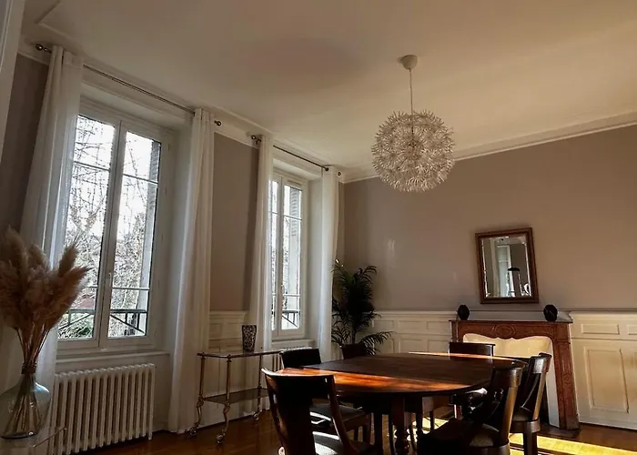 De Charme En Plein Centre Avec Spacieux Garage Privé