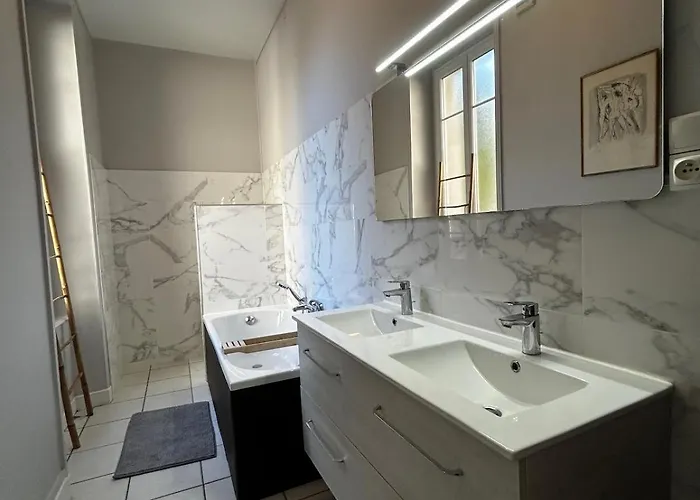 De Charme En Plein Centre Avec Spacieux Garage Privé Apartamento